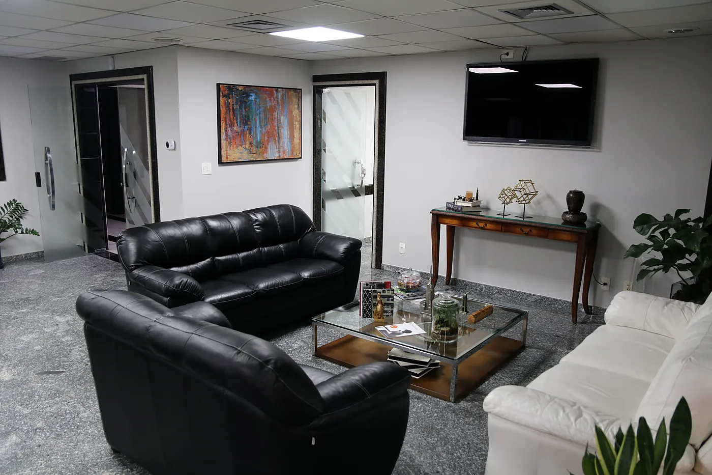 Recepção com sofás de couro